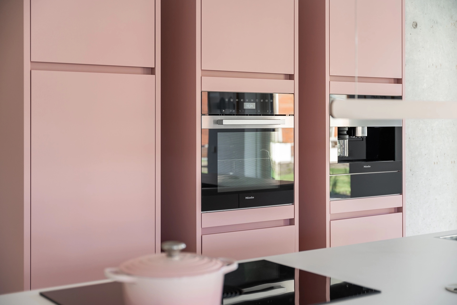 Roze keuken met greeploze fronten en inbouwapparatuur