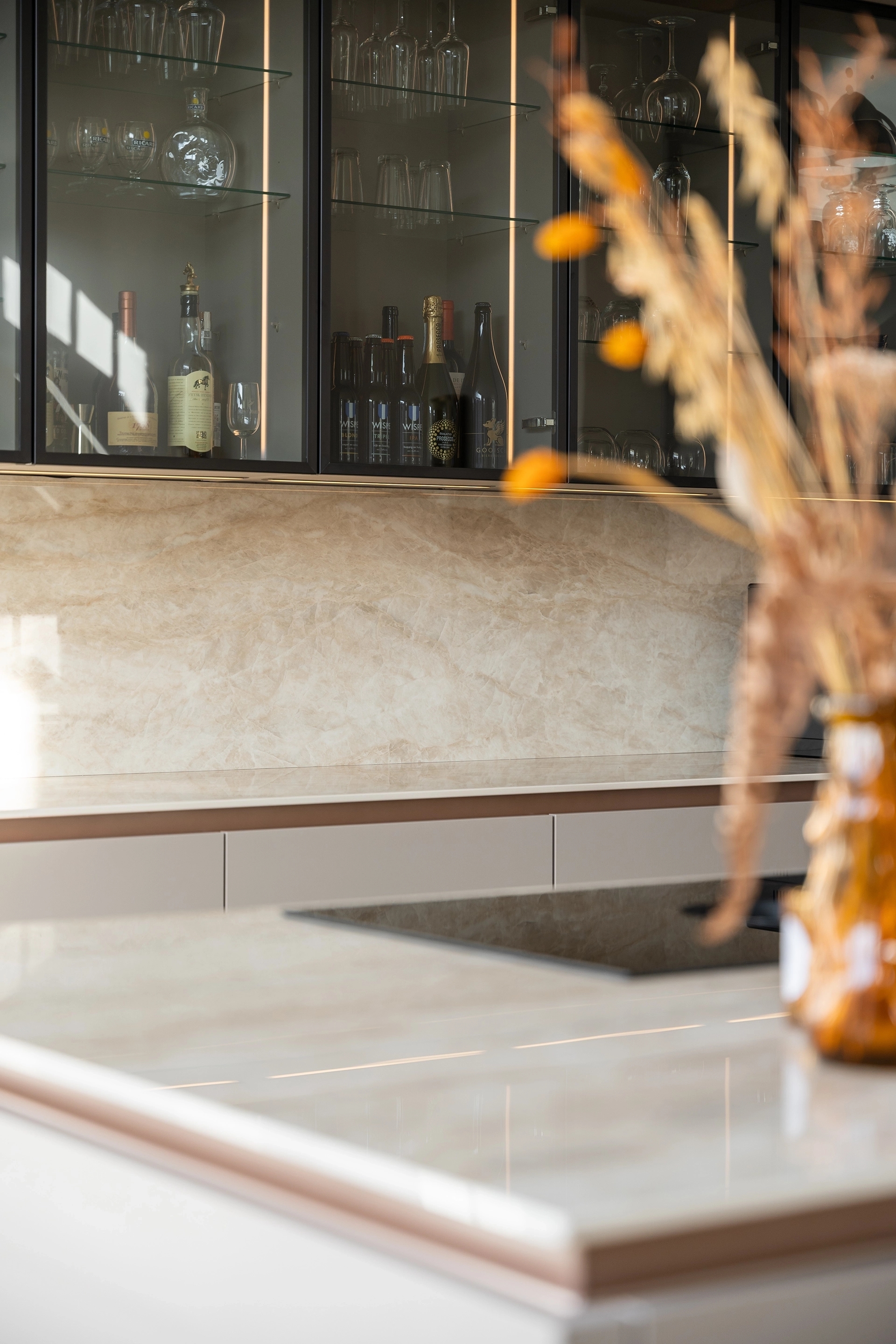 Moderne keuken in klei met bronze details Weesp Intermat02