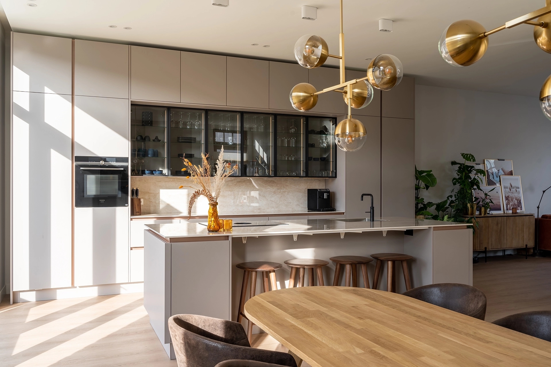 Moderne keuken in klei met bronze details Weesp Intermat03
