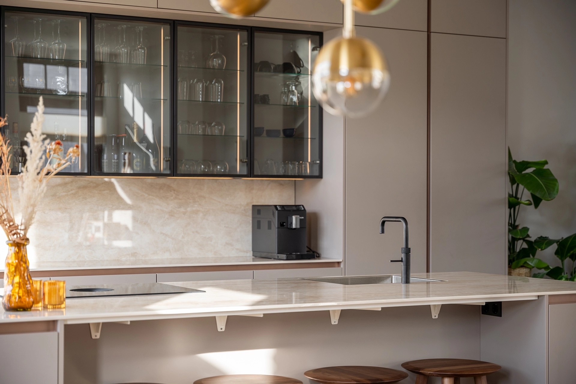 Moderne keuken in klei met bronze details Weesp Intermat04