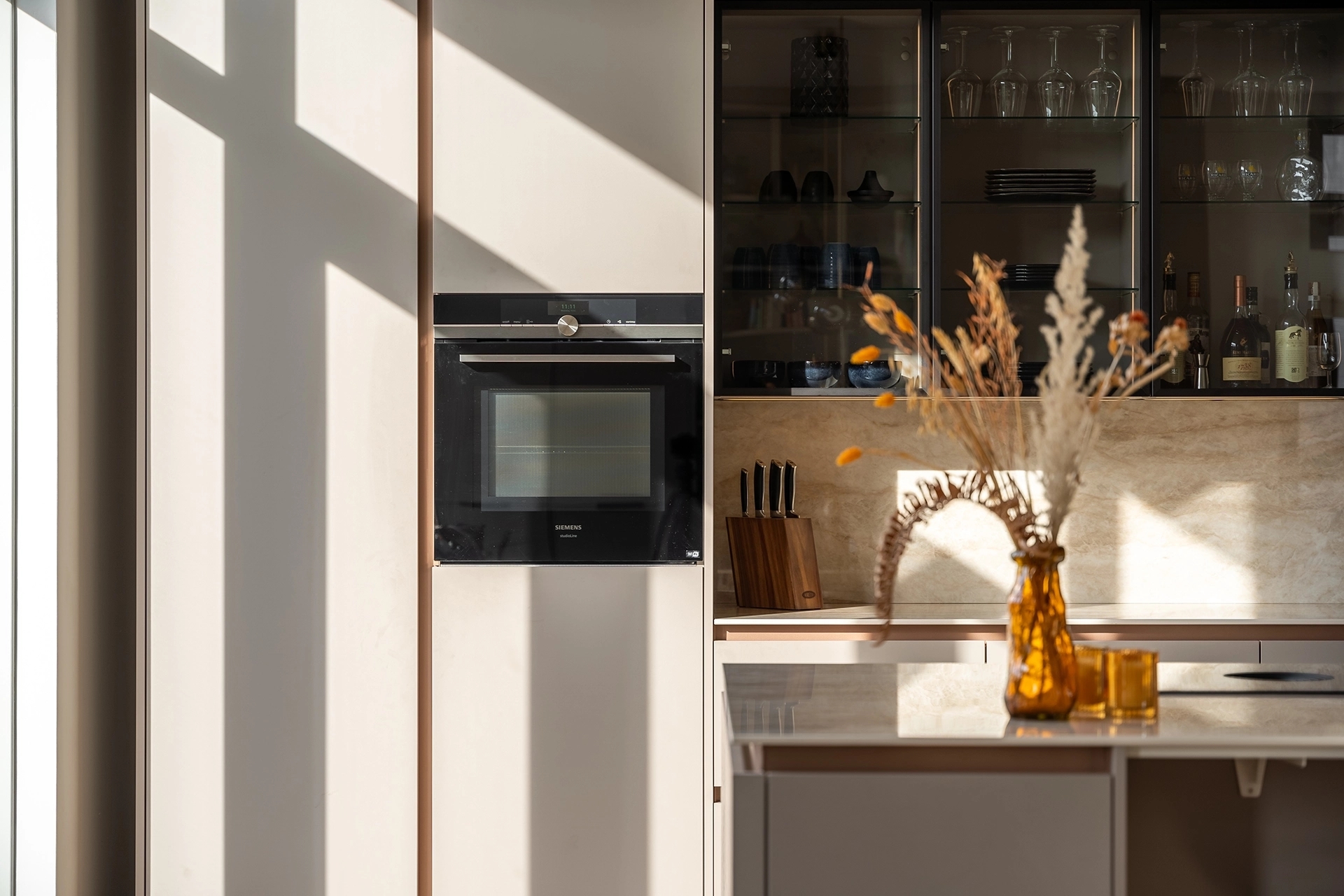 Moderne keuken in klei met bronze details Weesp Intermat05