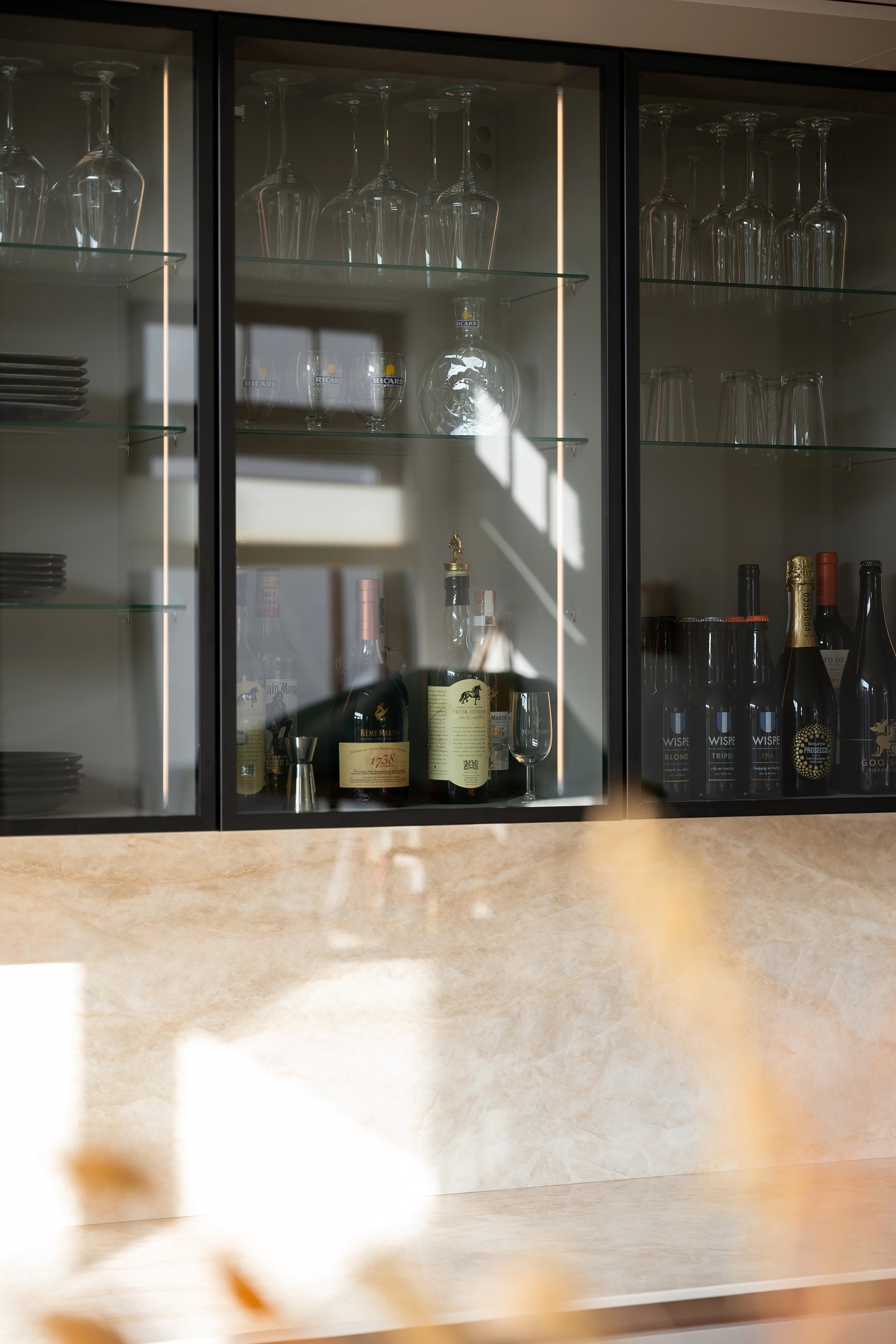 Moderne keuken in klei met bronze details Weesp Intermat08