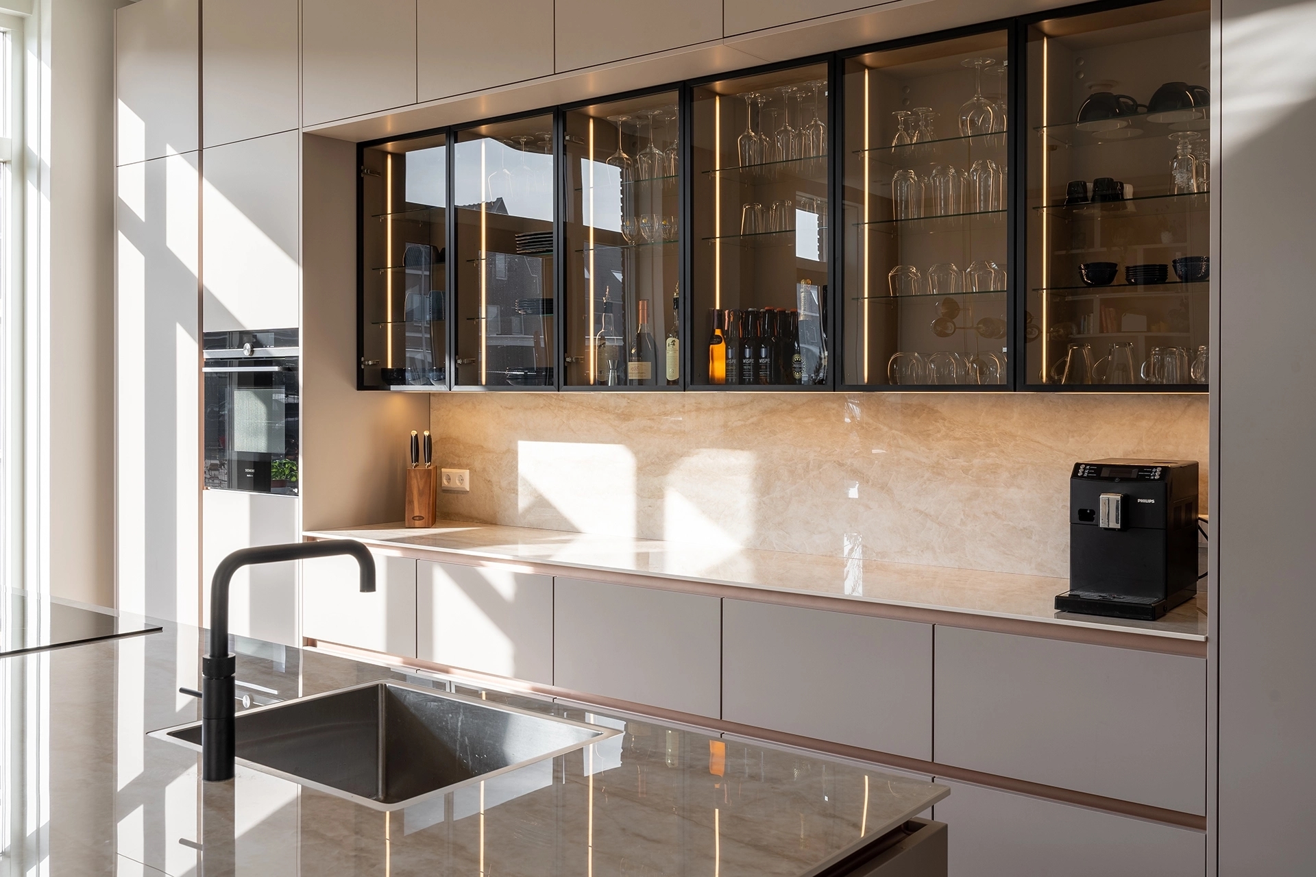 Moderne keuken in klei met bronze details Weesp Intermat09