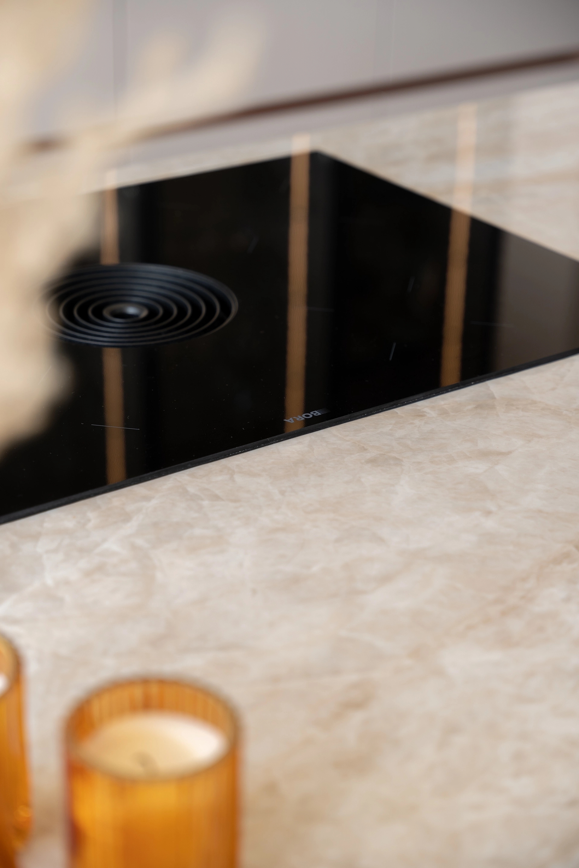 Moderne keuken in klei met bronze details Weesp Intermat11