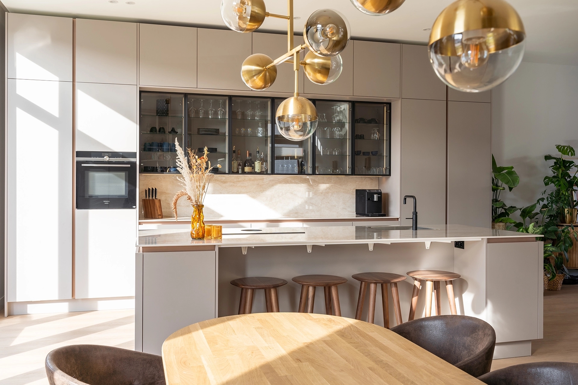 Moderne keuken in klei met bronze details Weesp Intermat16