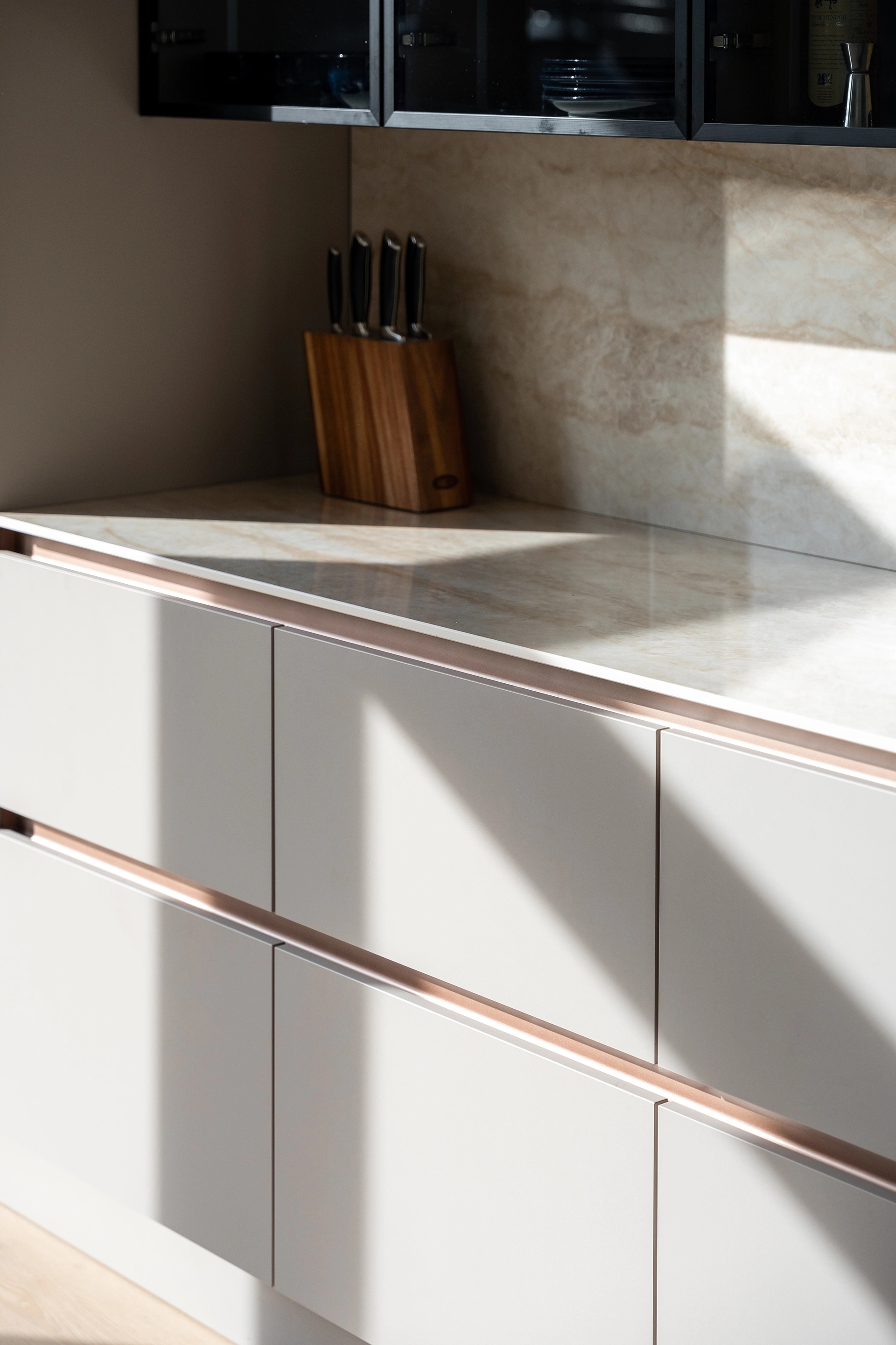 Moderne keuken in klei met bronze details Weesp Intermat17