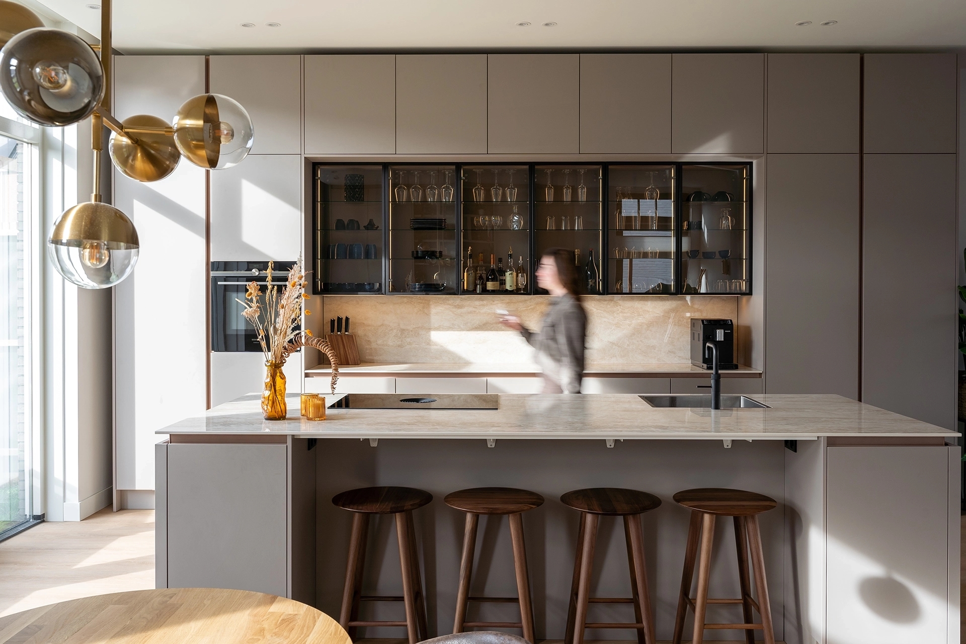 Moderne keuken in klei met bronze details Weesp Intermat18
