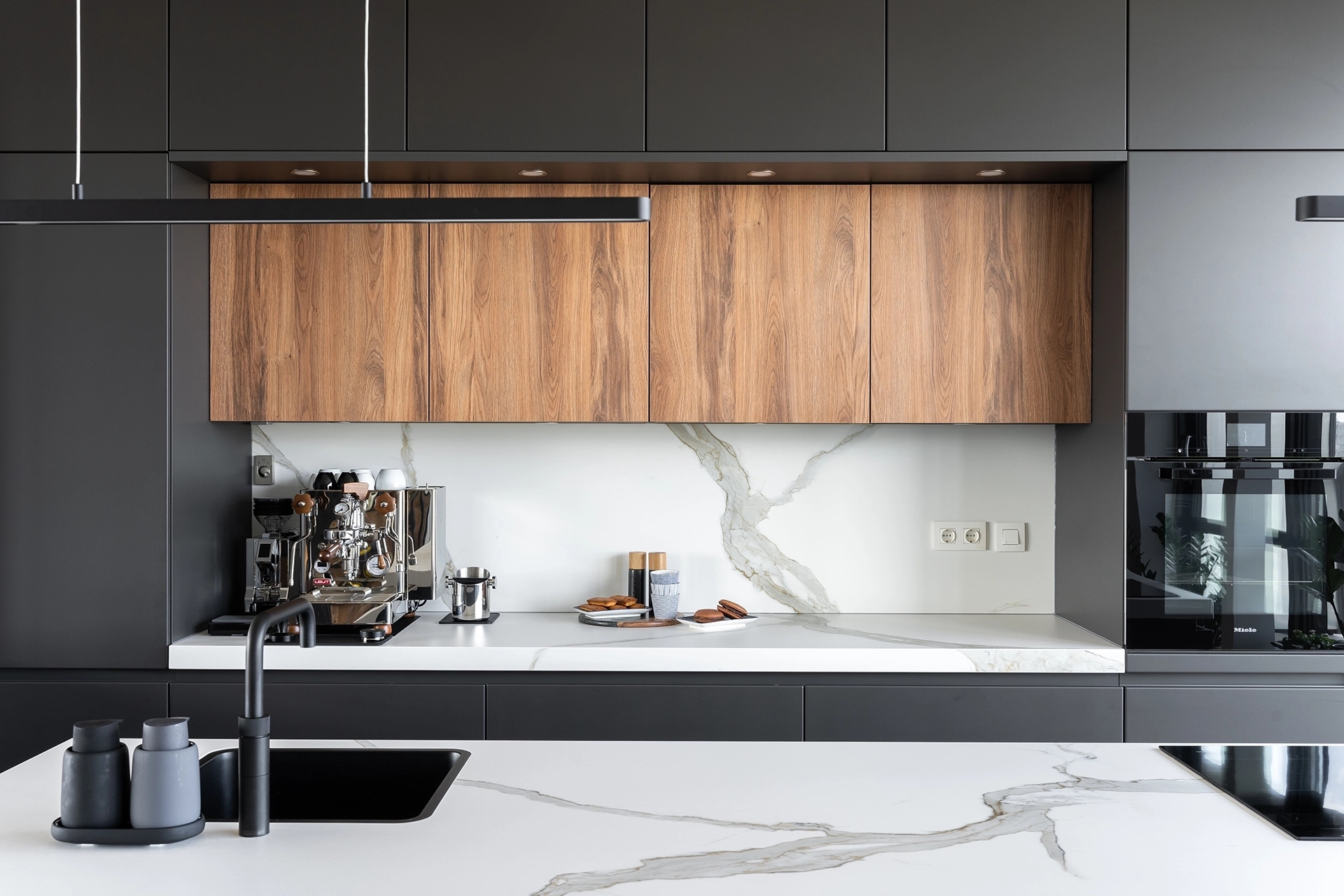 Warme Keller keuken met kookeiland en bar Intermat11