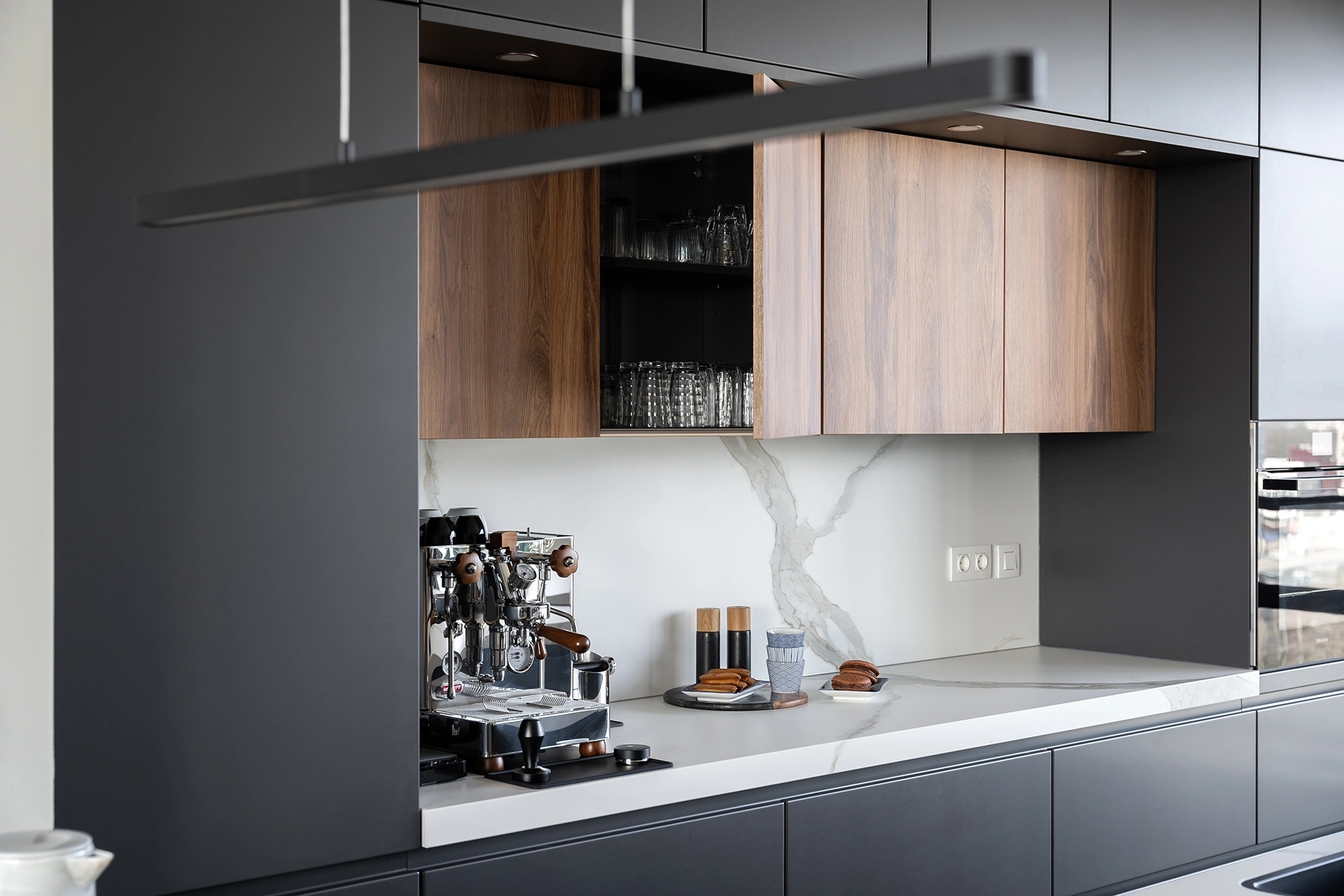 Warme Keller keuken met kookeiland en bar Intermat20