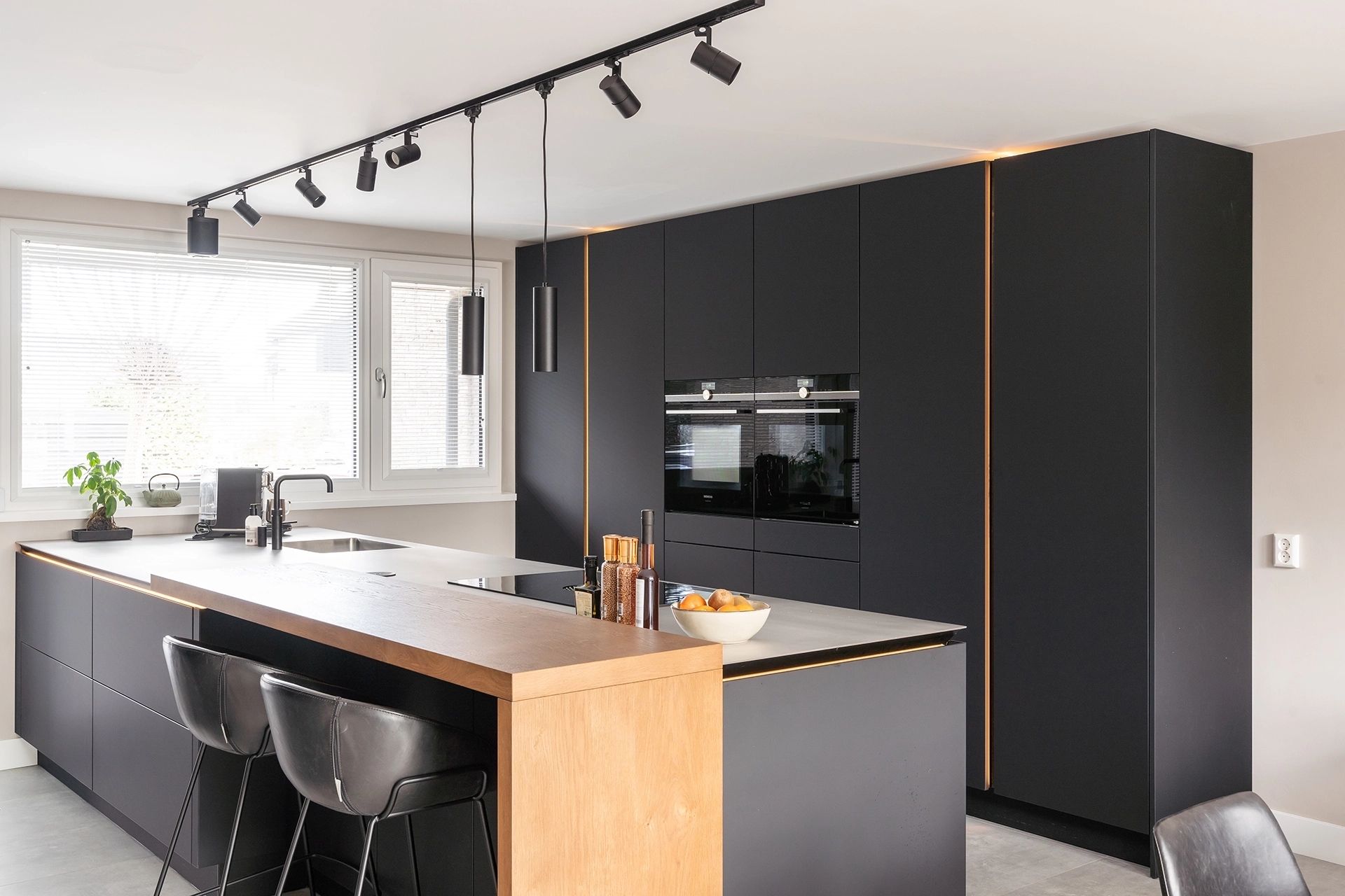 Zwarte SieMatic SLX keuken bijzonder lijnenspel Intermat02