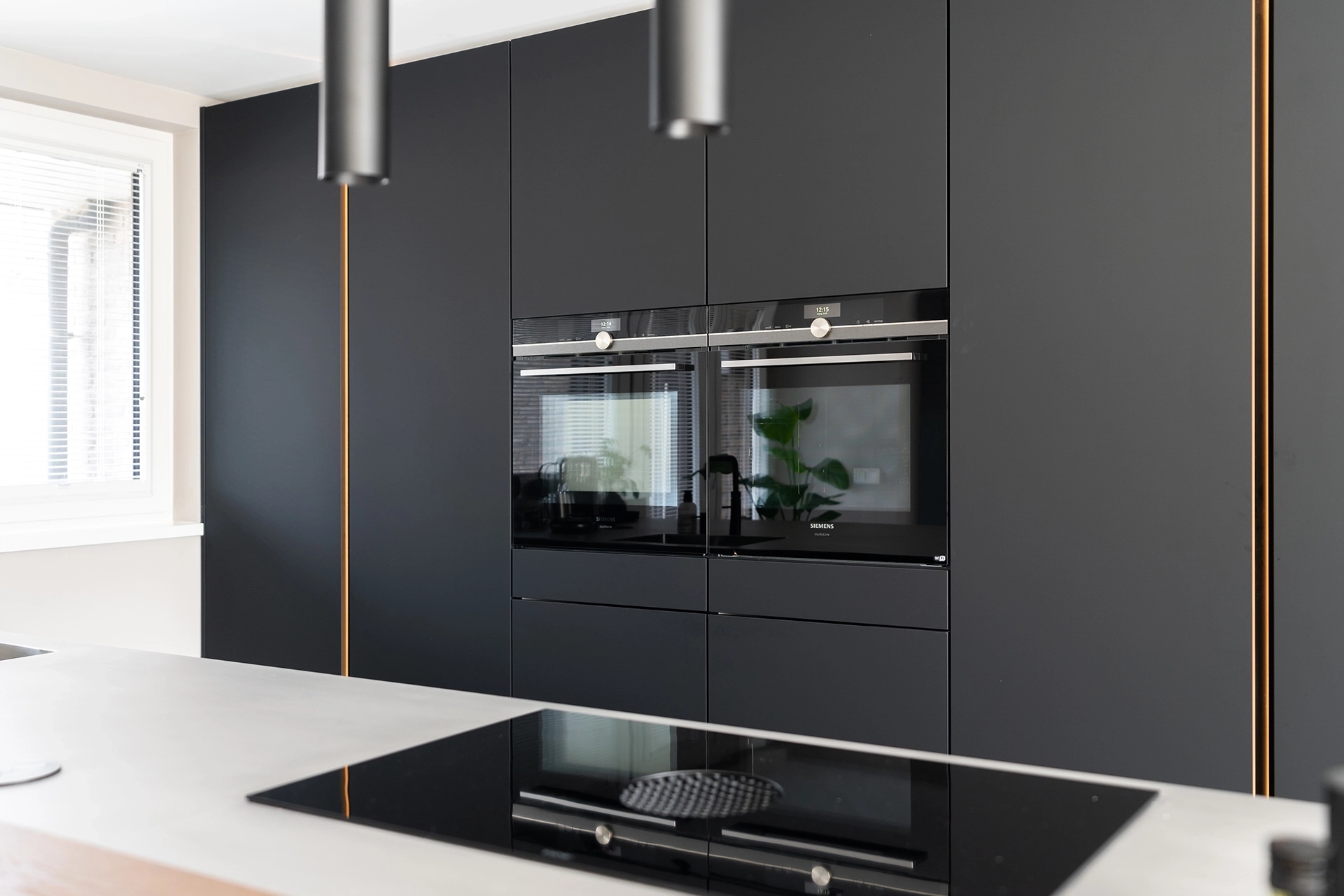 Zwarte SieMatic SLX keuken bijzonder lijnenspel Intermat05