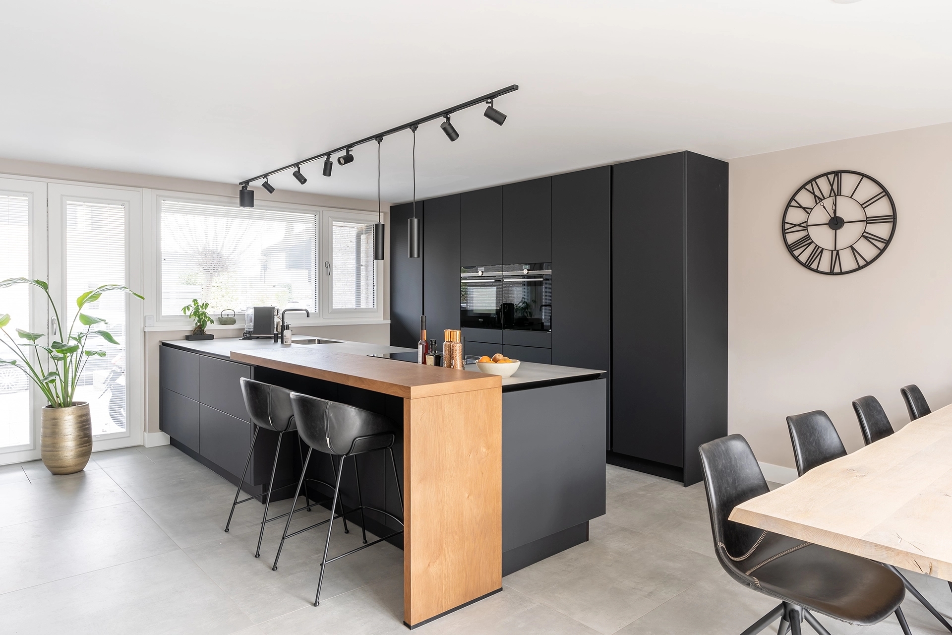 Zwarte SieMatic SLX keuken bijzonder lijnenspel Intermat13