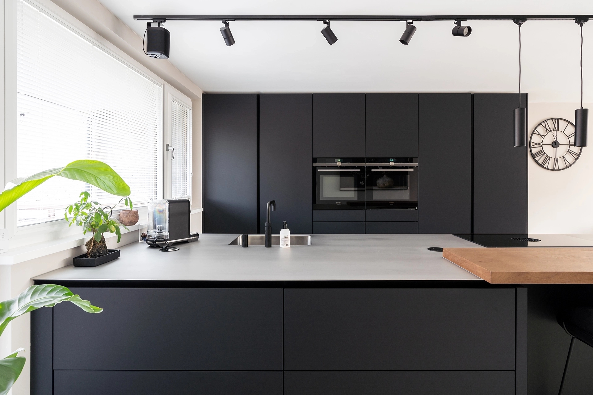 Zwarte SieMatic SLX keuken bijzonder lijnenspel Intermat14