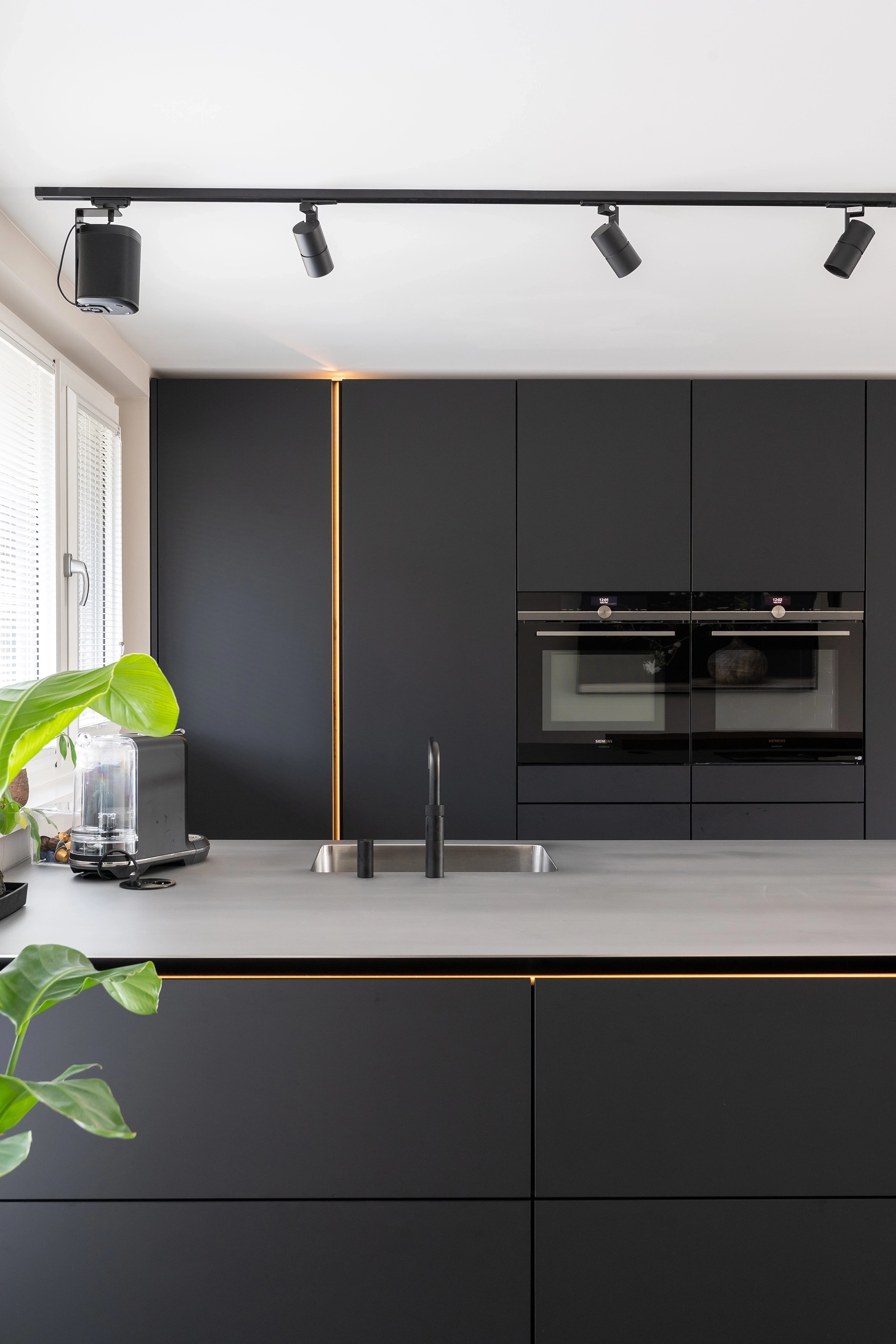 Zwarte SieMatic SLX keuken bijzonder lijnenspel Intermat15