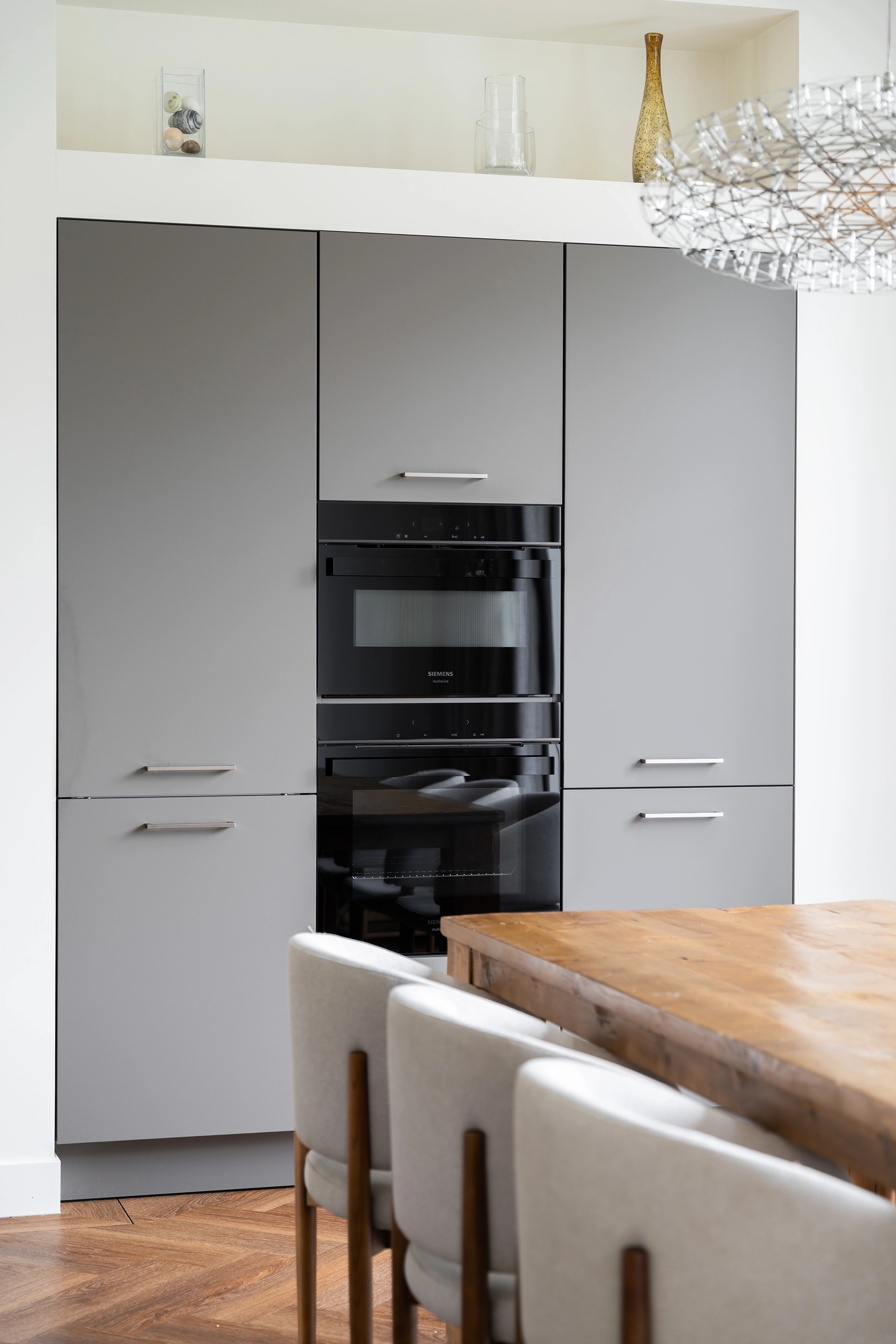 Moderne SieMatic keuken in steengrijs en RVS Intermat04