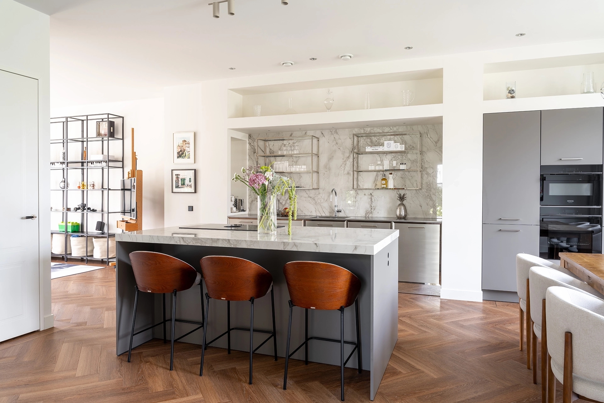Moderne SieMatic keuken in steengrijs en RVS Intermat05