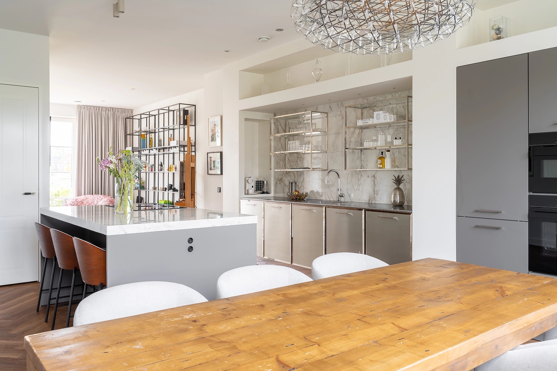 Moderne SieMatic keuken in steengrijs en RVS Intermat06
