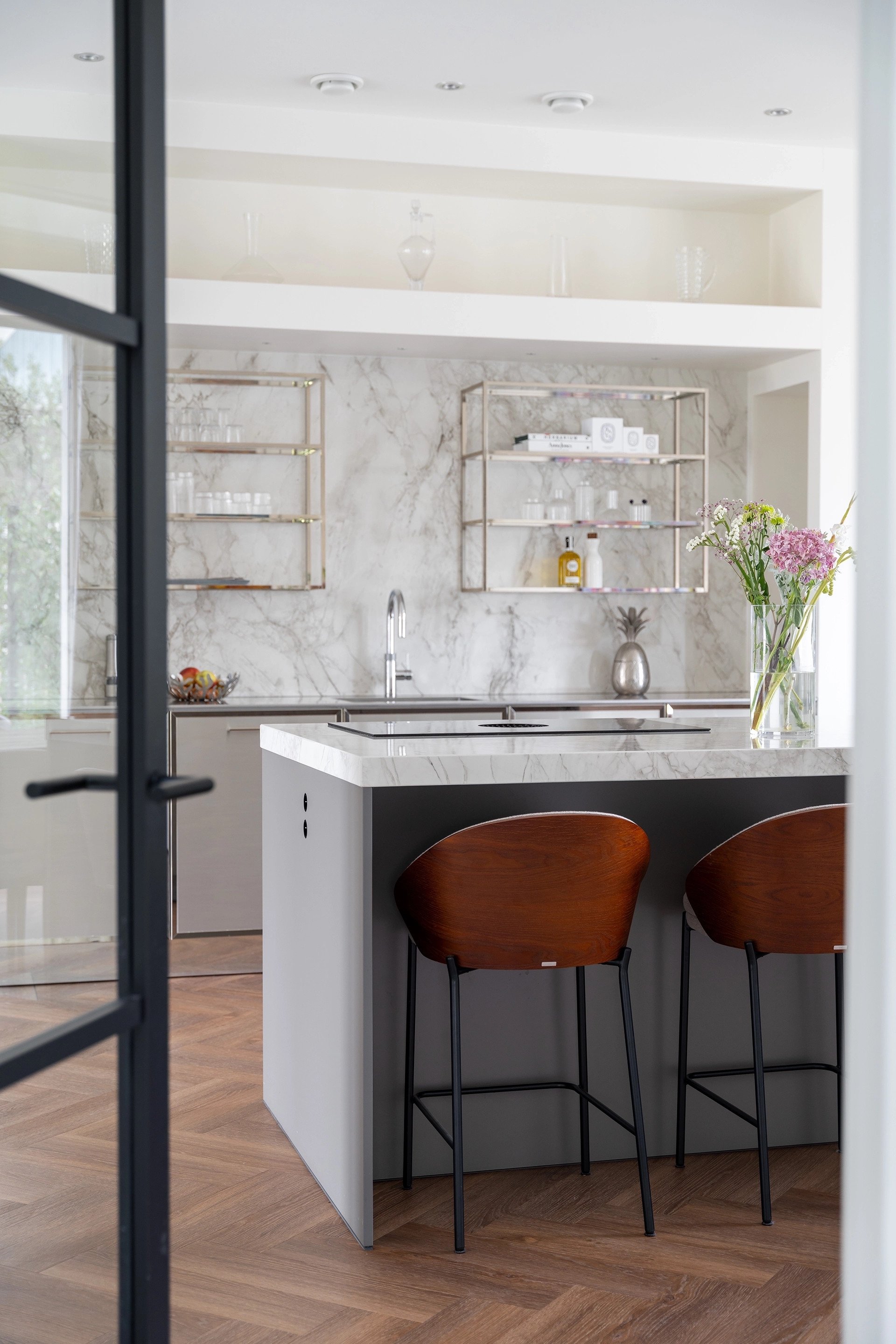 Moderne SieMatic keuken in steengrijs en RVS Intermat12
