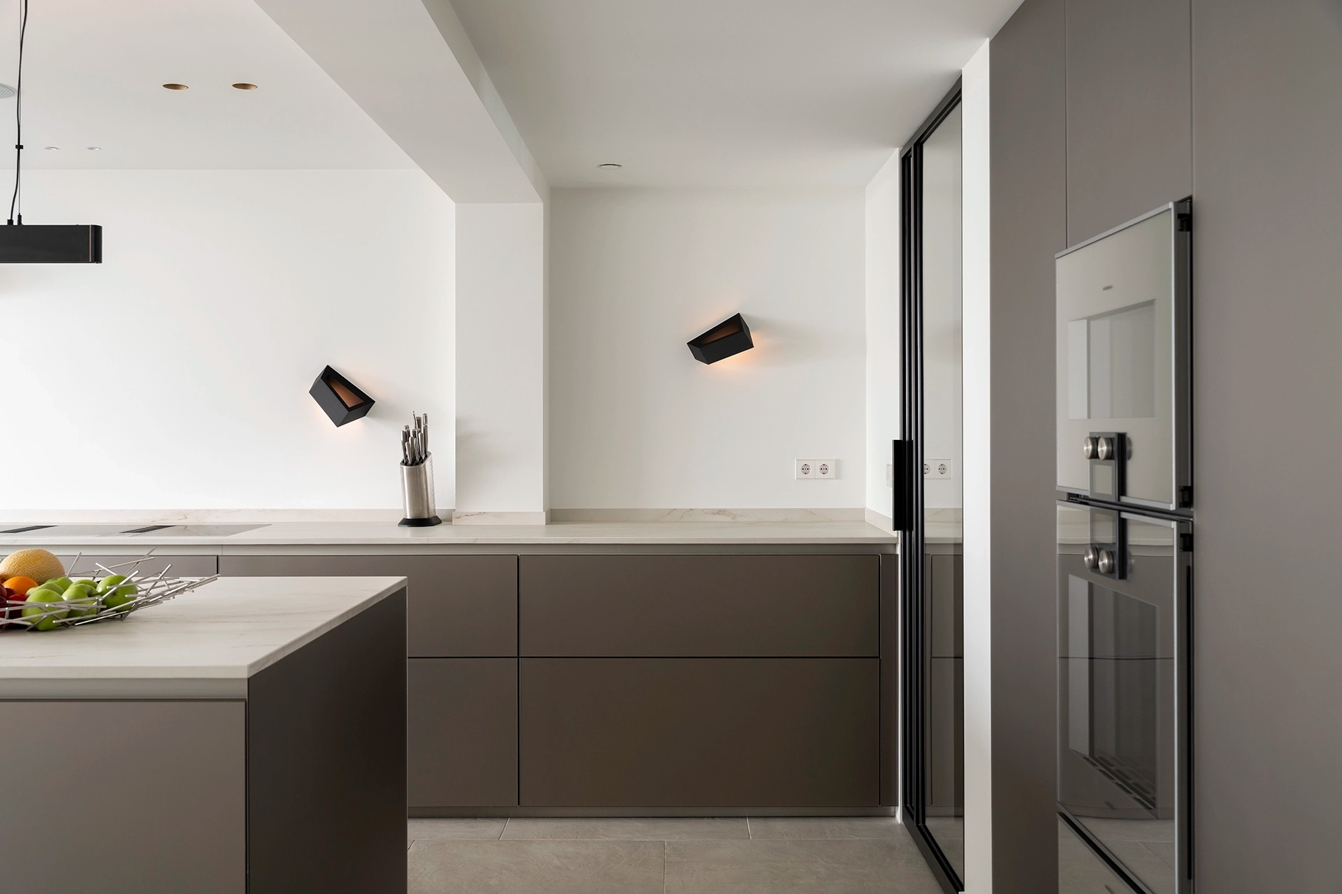 Moderne keuken in platina metallic aan de Prinsengracht 03