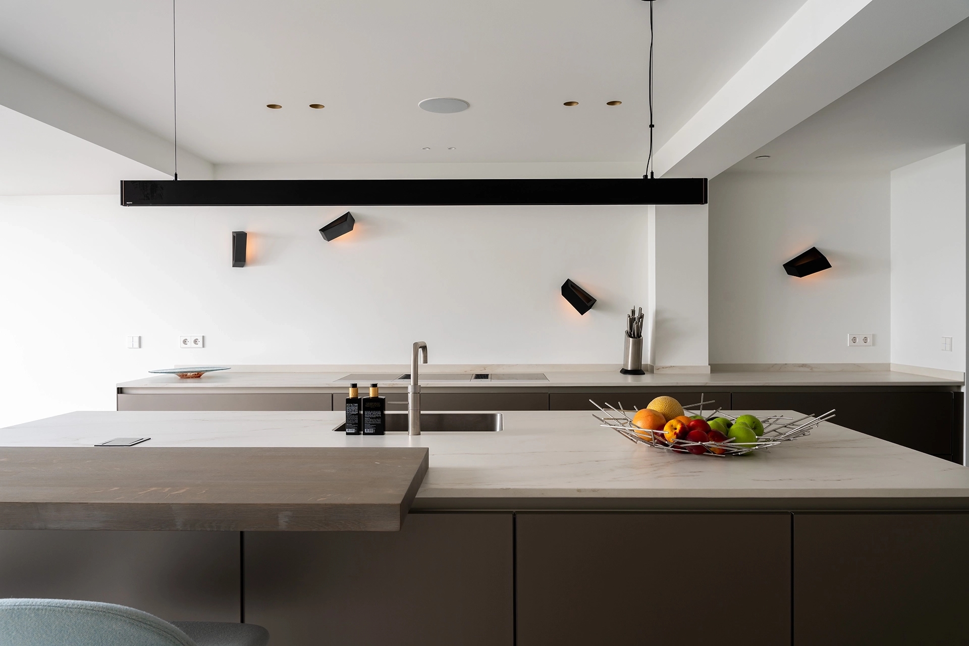 Moderne keuken in platina metallic aan de Prinsengracht 06