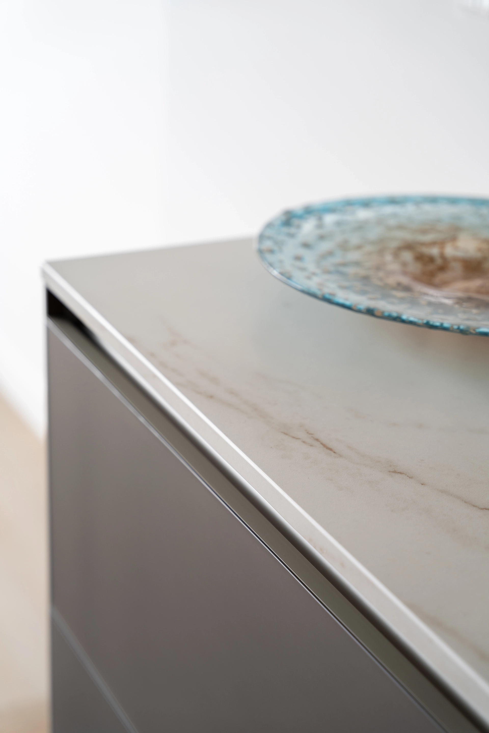 Moderne keuken in platina metallic aan de Prinsengracht 07