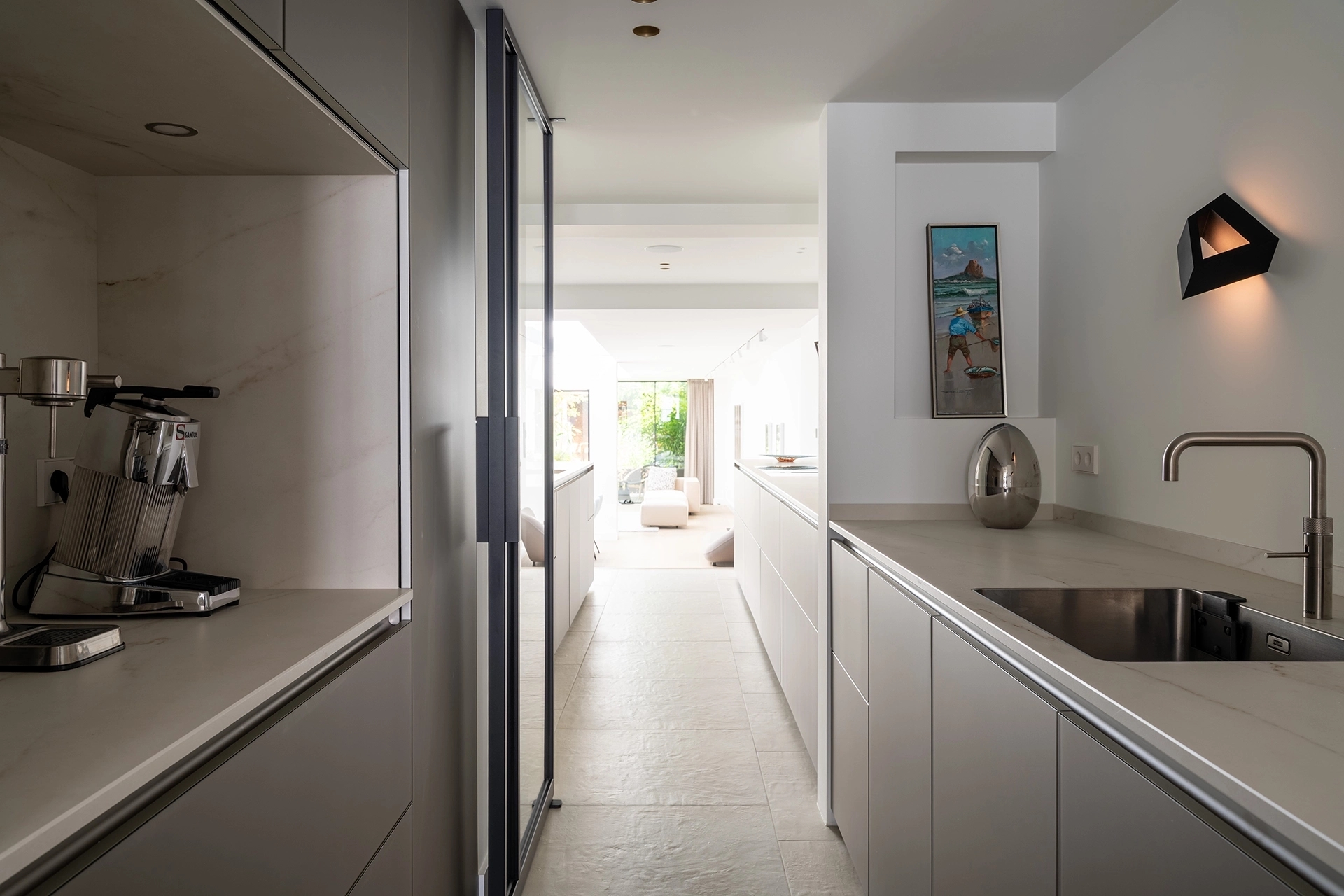 Moderne keuken in platina metallic aan de Prinsengracht 15