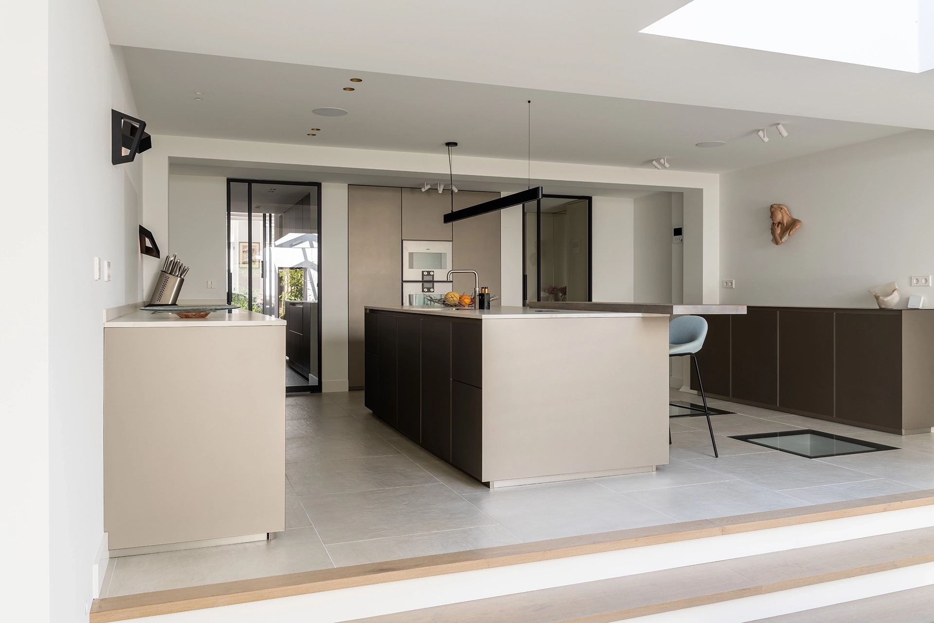 Moderne keuken in platina metallic aan de Prinsengracht 20