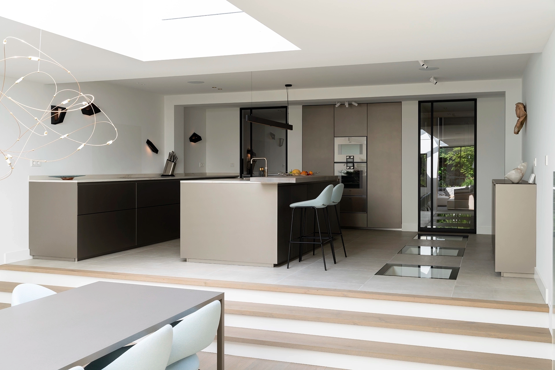 Moderne keuken in platina metallic aan de Prinsengracht 21