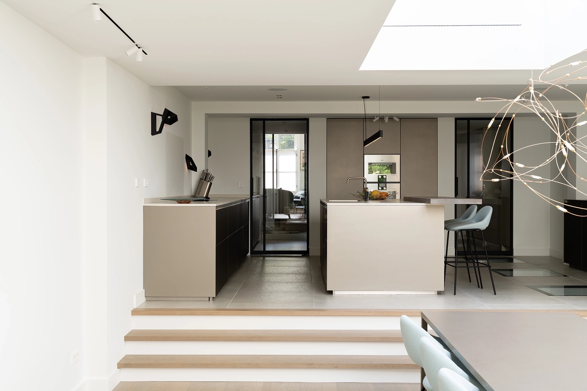 Moderne keuken in platina metallic aan de Prinsengracht 24