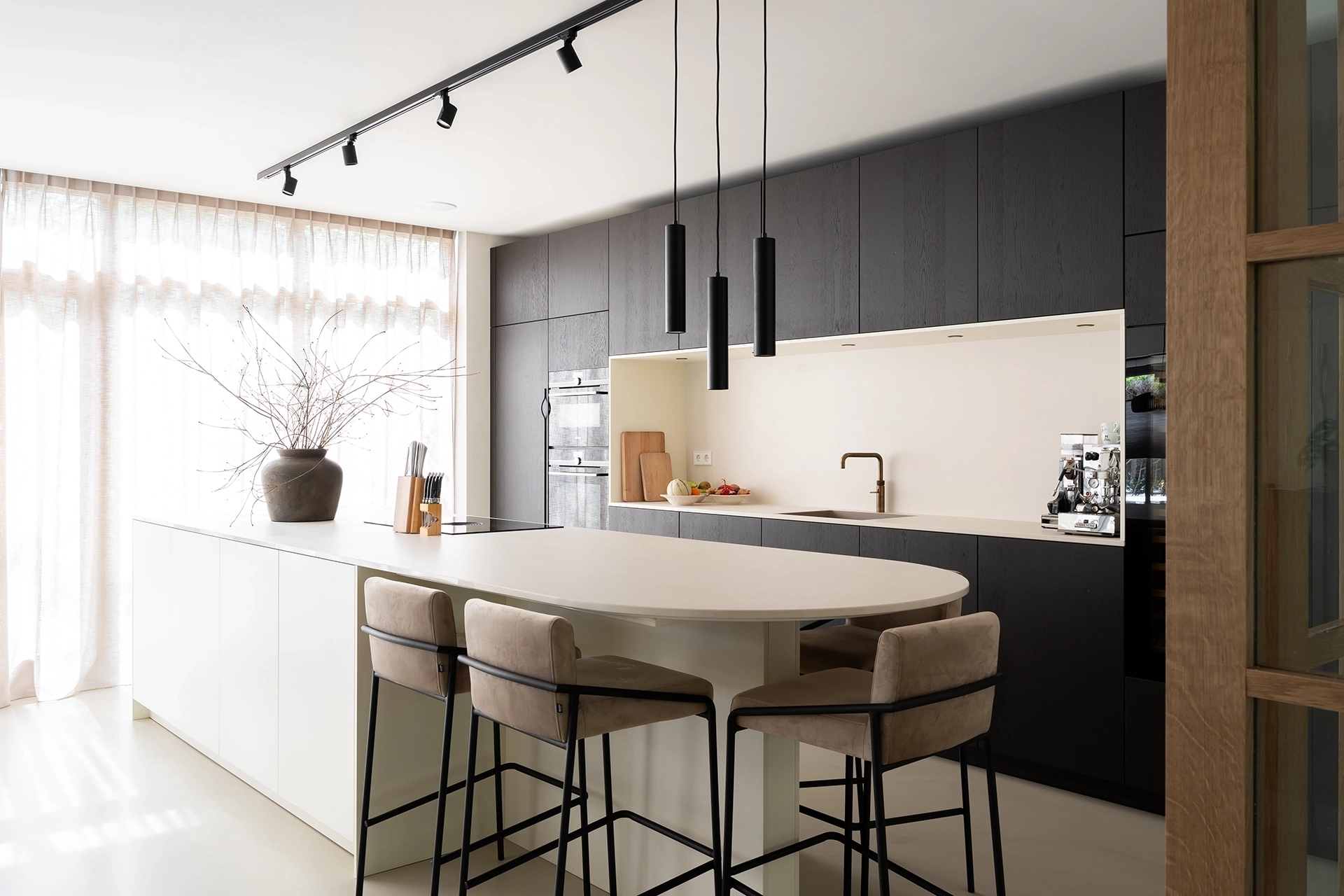 Keller keuken met licht en donker contrast Intermat05