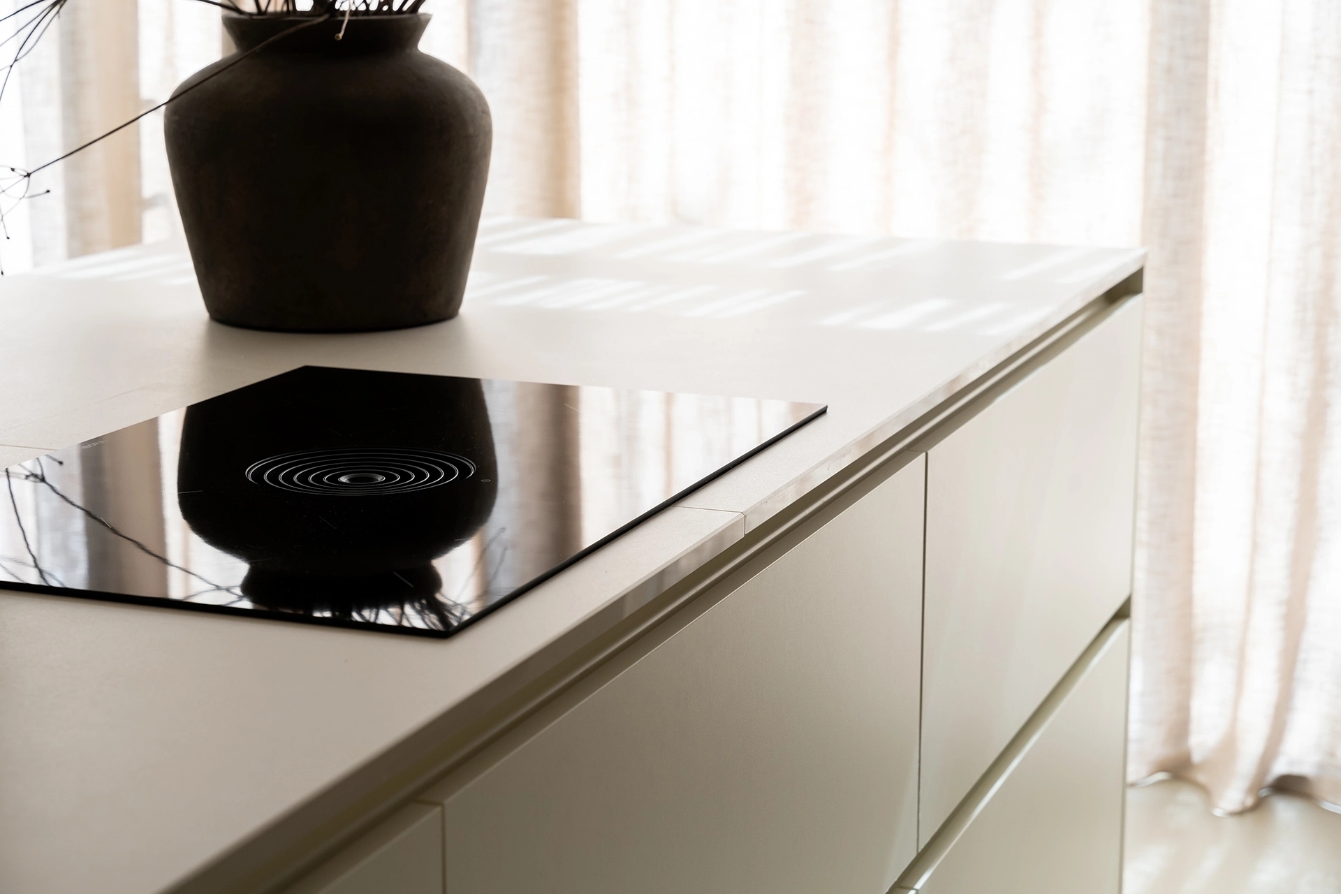 Keller keuken met licht en donker contrast Intermat06
