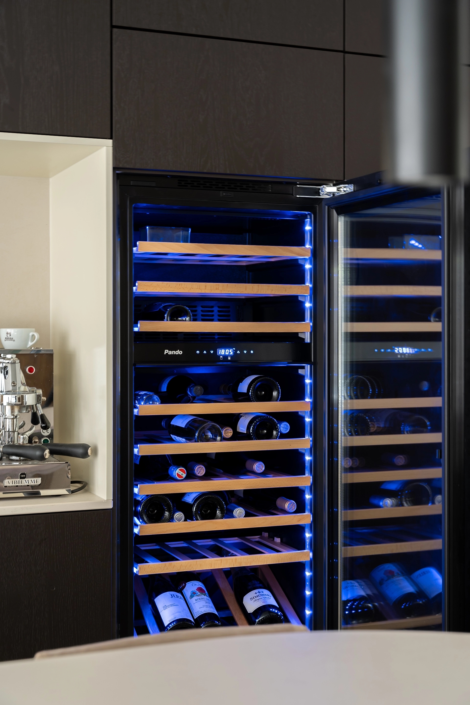 Keller keuken met licht en donker contrast Intermat08