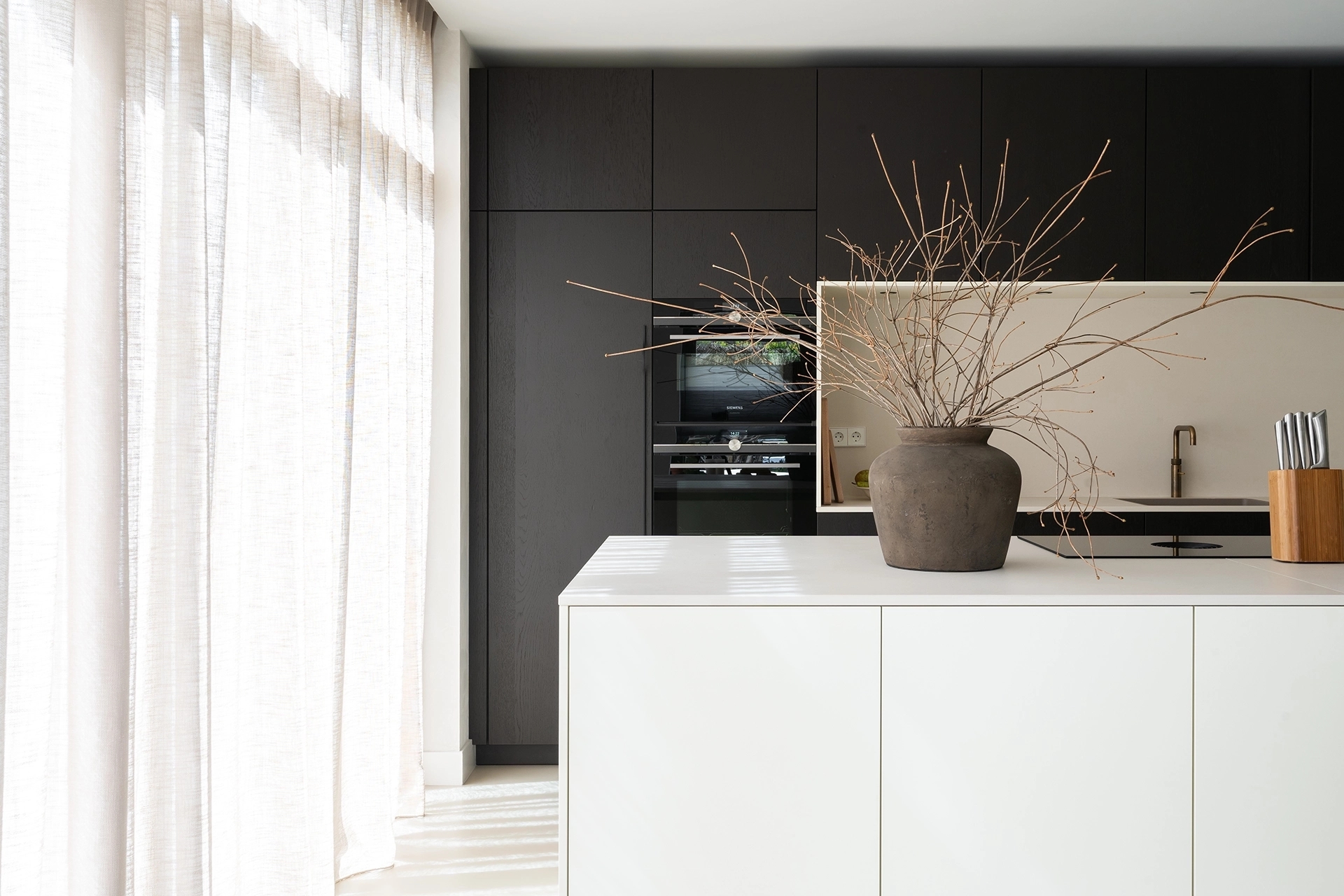 Keller keuken met licht en donker contrast Intermat11