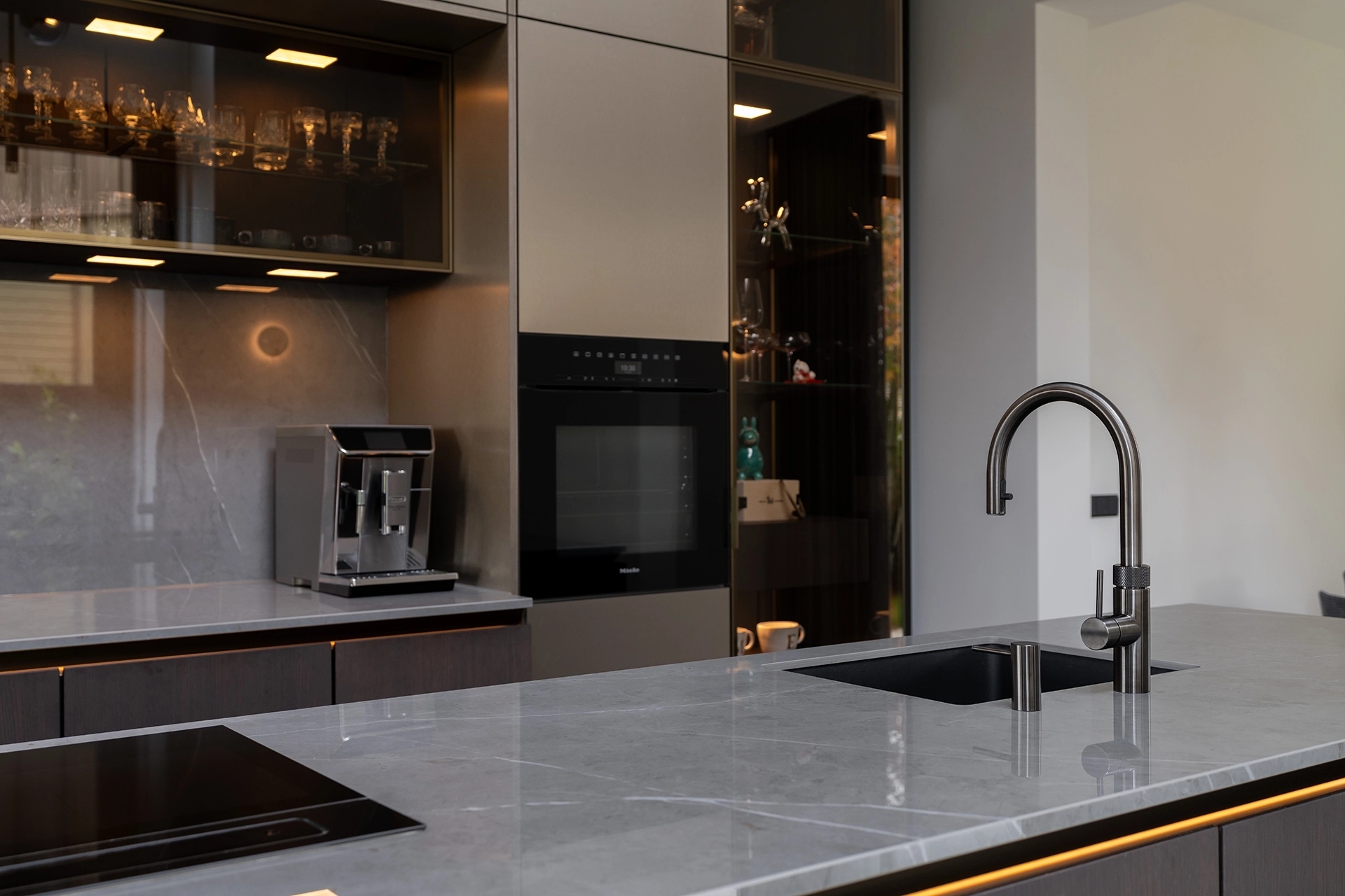 Moderne SieMatic SLX keuken in bronze brushed Intermat18