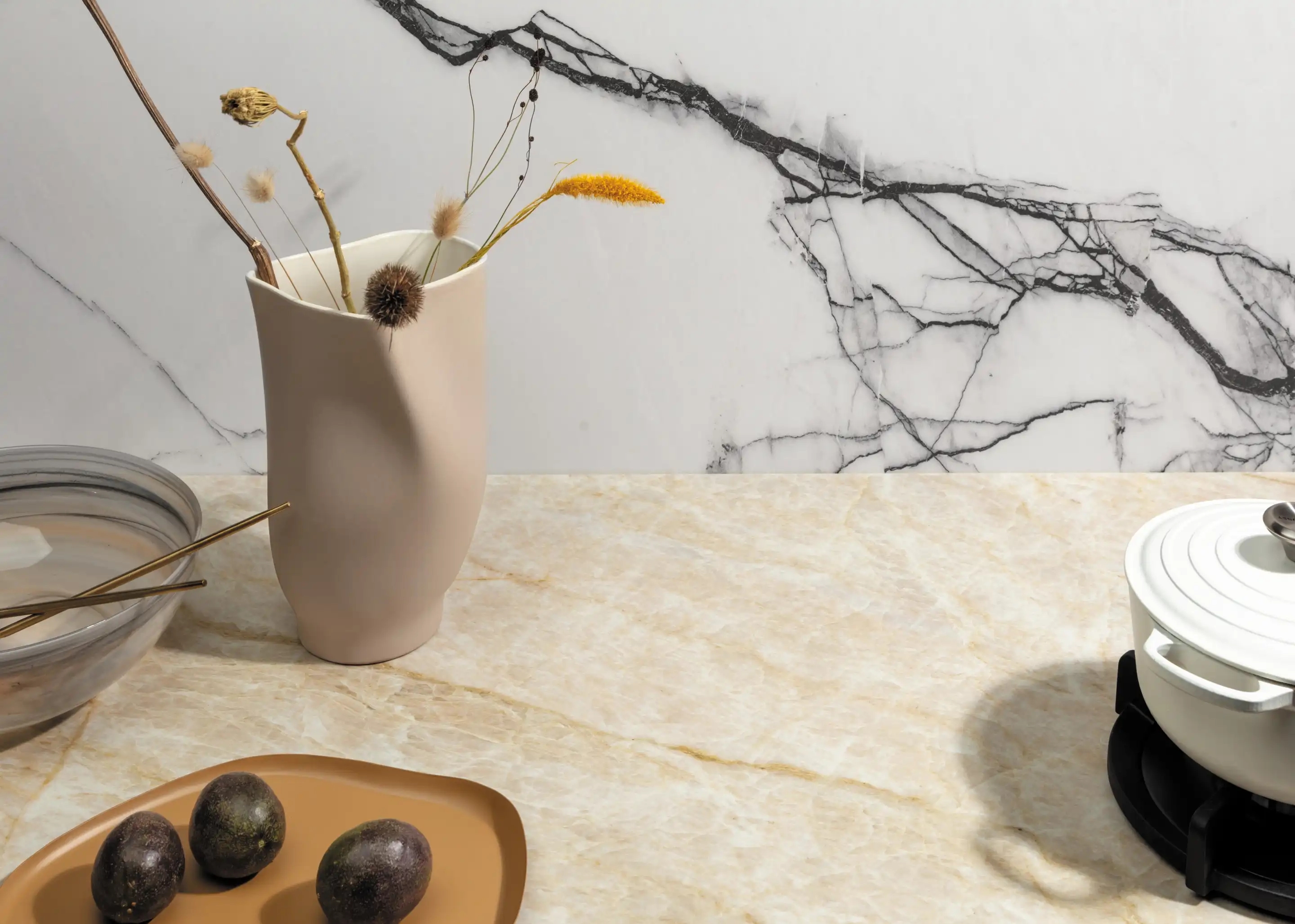 Keramiek keukenblad Evora Ceramics Glow met Breach achterwand van Dekker Intermat Keukens