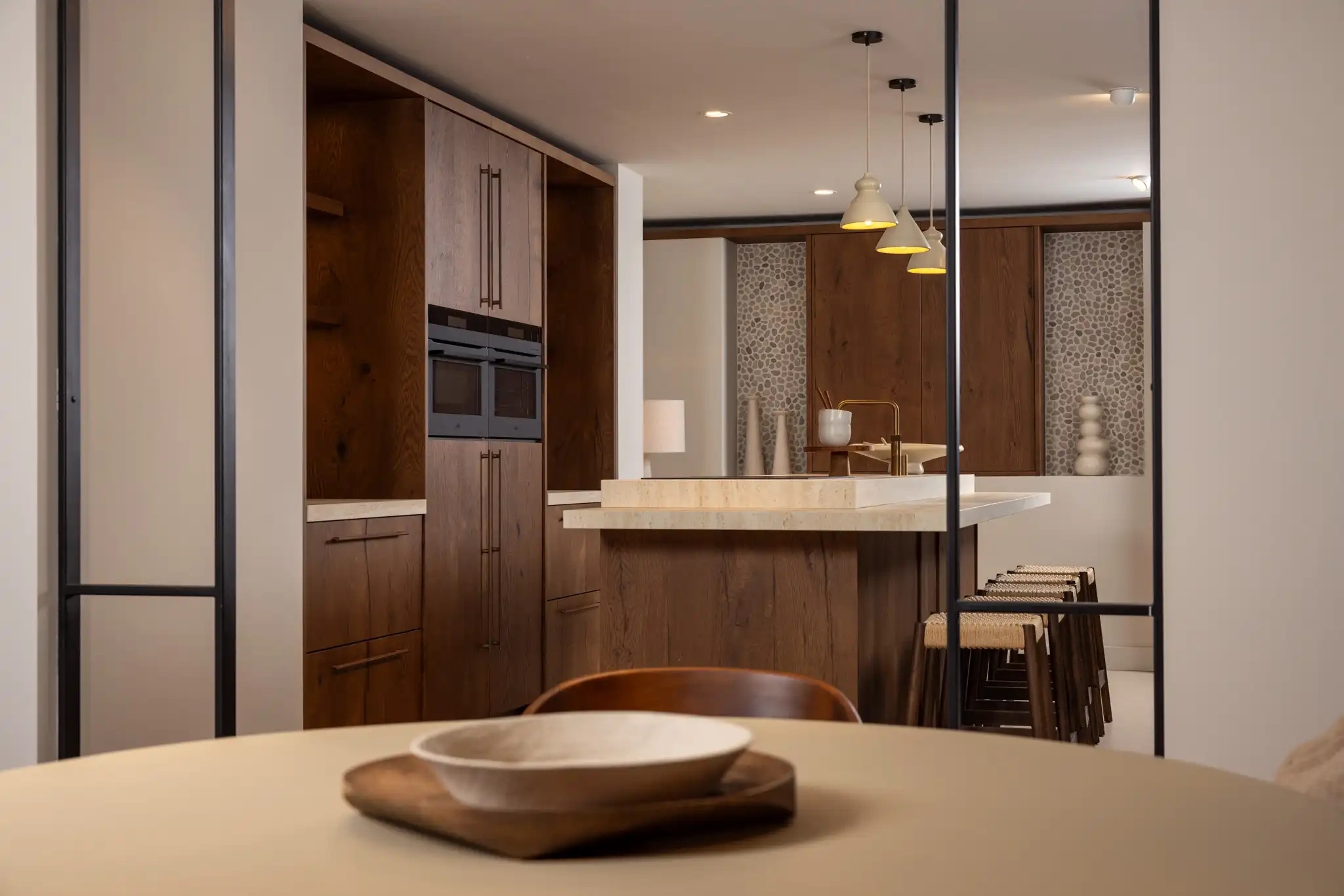 Keller moderne Japandi keuken met donker hout Intermat Keukens