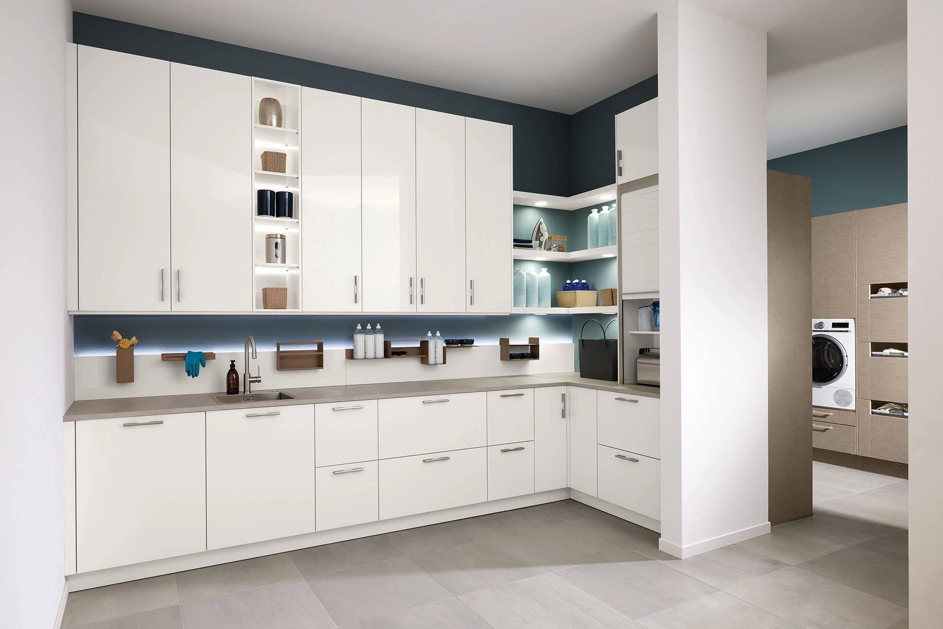 Witte SilverLine bijkeuken met veel kastruimte en verlichting