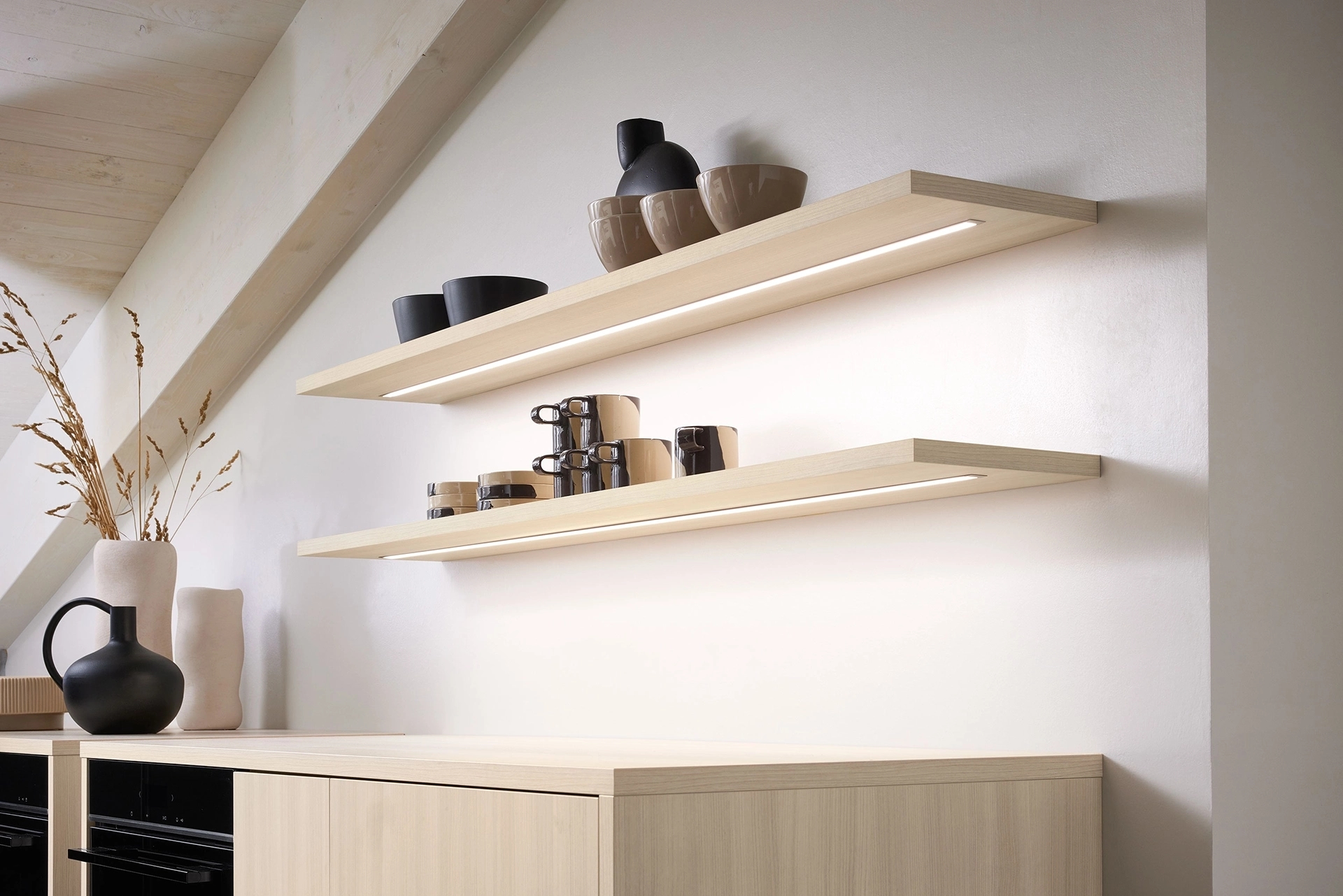Verlichte wandplanken in een lichte SilverLine keuken
