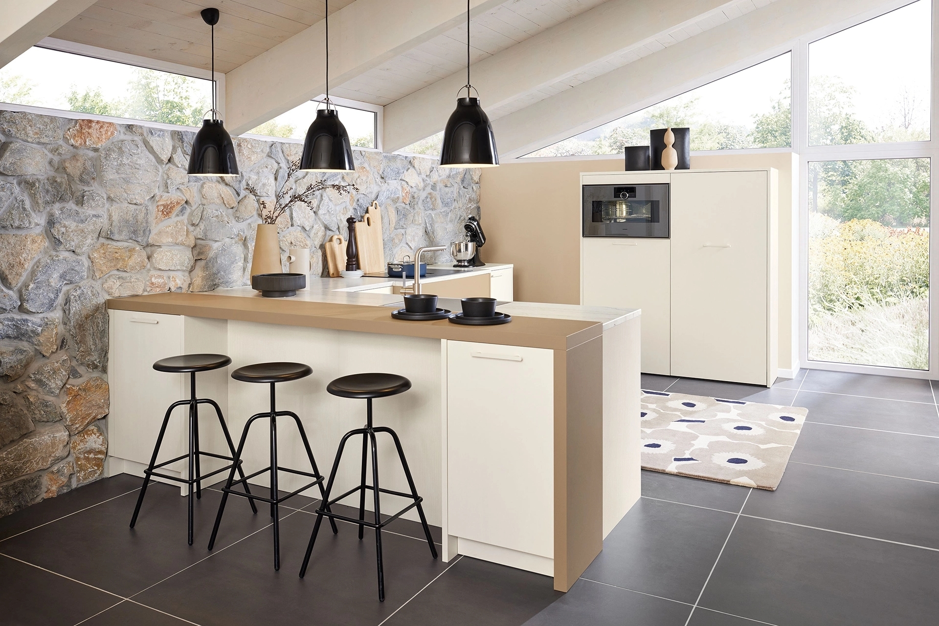 Lichte SilverLine keuken met kookeiland en zitgedeelte