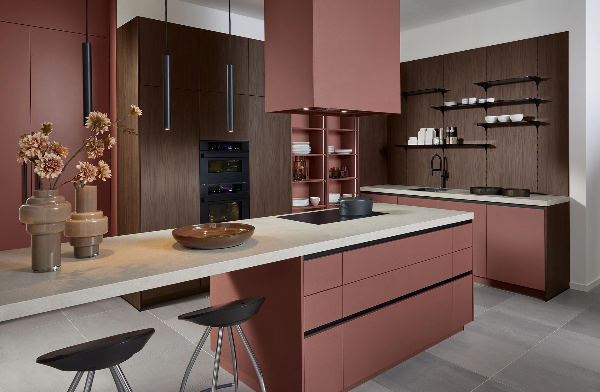 SilverLine keuken met roze fronten en kookeiland bij Intermat