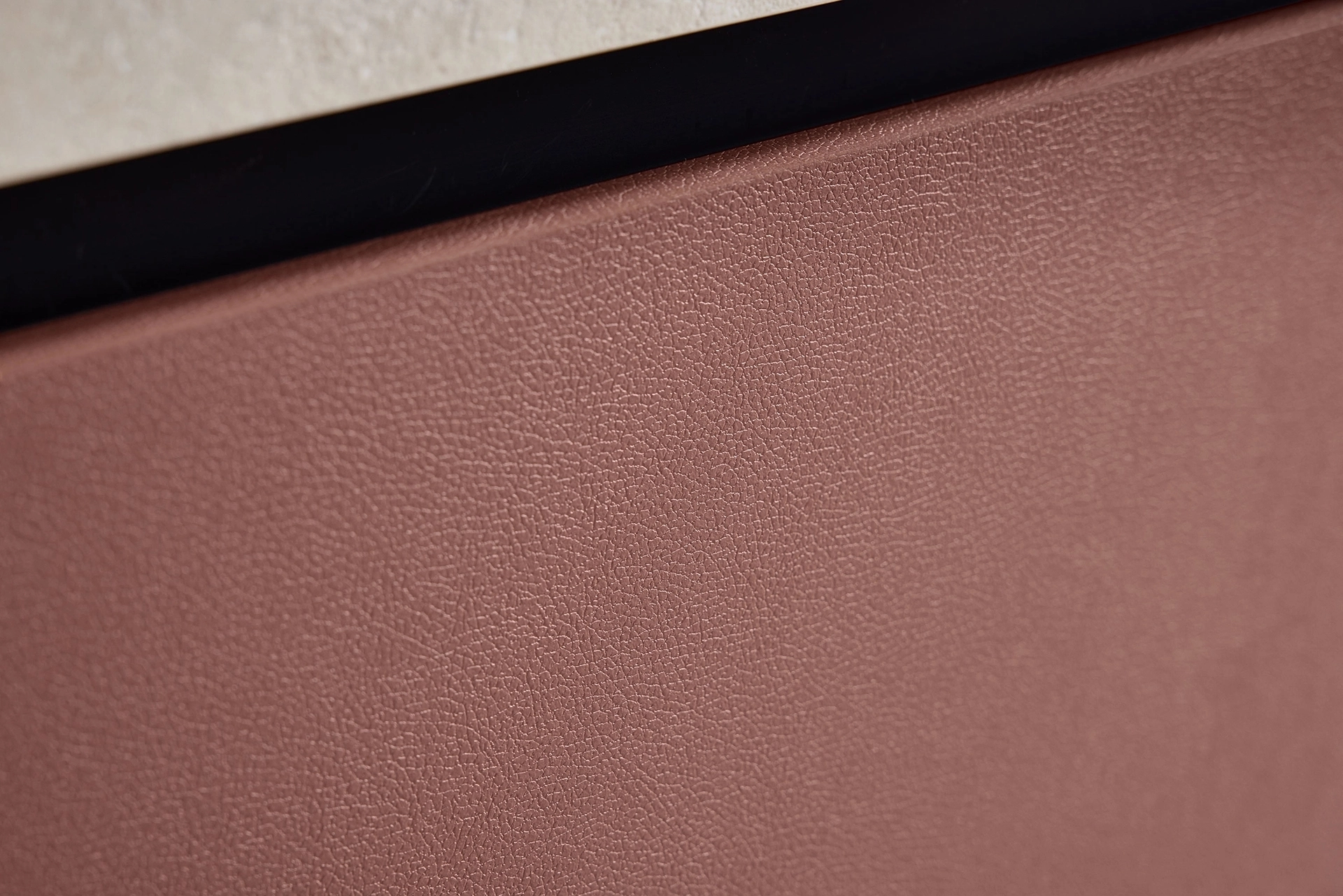 Roze SilverLine keukenfront met subtiele structuur