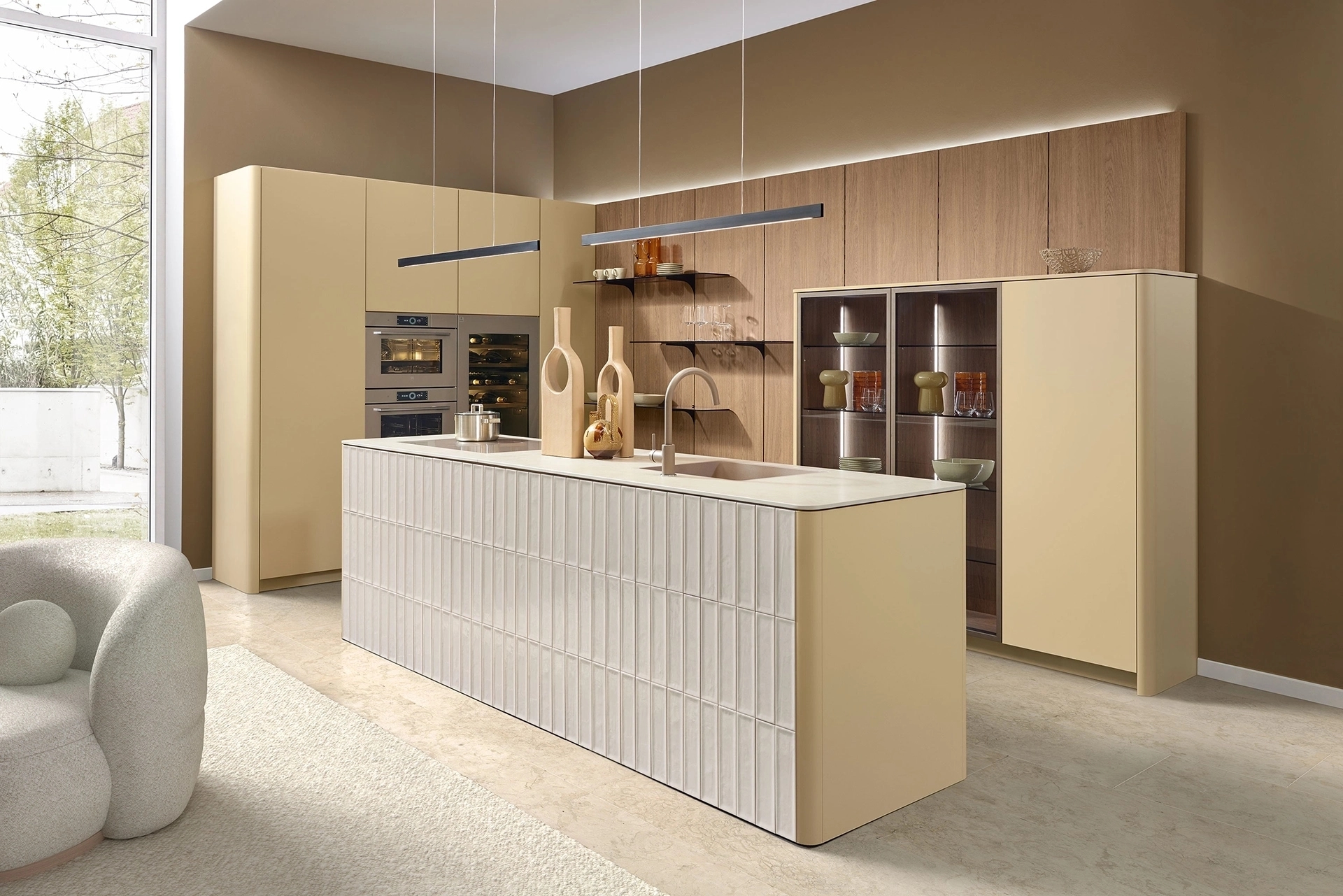 Beige SilverLine keuken met kookeiland en houten kastenwand