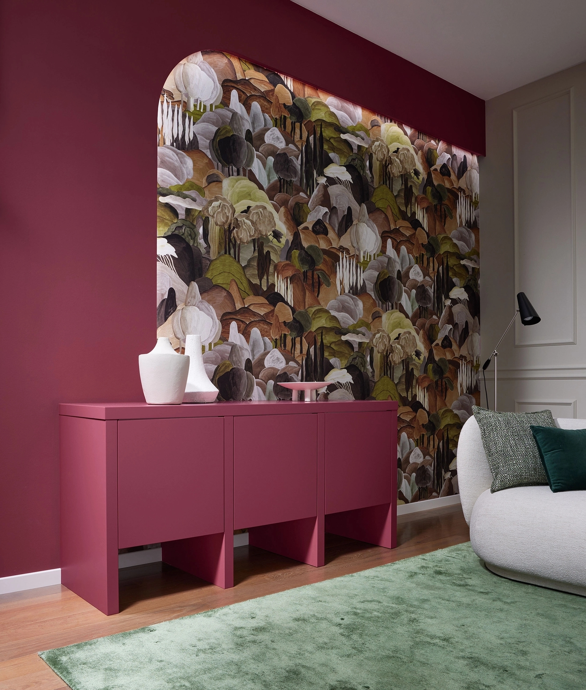 Roze keuken met kleurrijke achterwand en sfeerverlichting